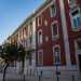 Il monumentale istituto si presenta solerte e austero, con la facciata che alterna un color rosso mattone e sprazzi di bianco, con grandi finestre poste in ordine rigoroso